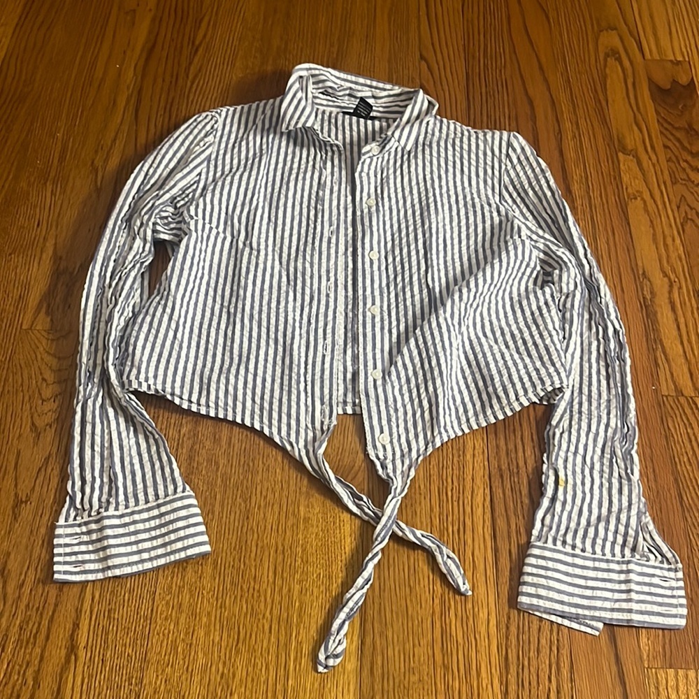 Forever 21 Woman’s Blue Striped Summer Button Down Size S